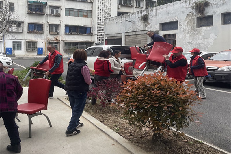 我為群眾辦實事||黨建引領送溫暖，愛心座椅進社區(qū)